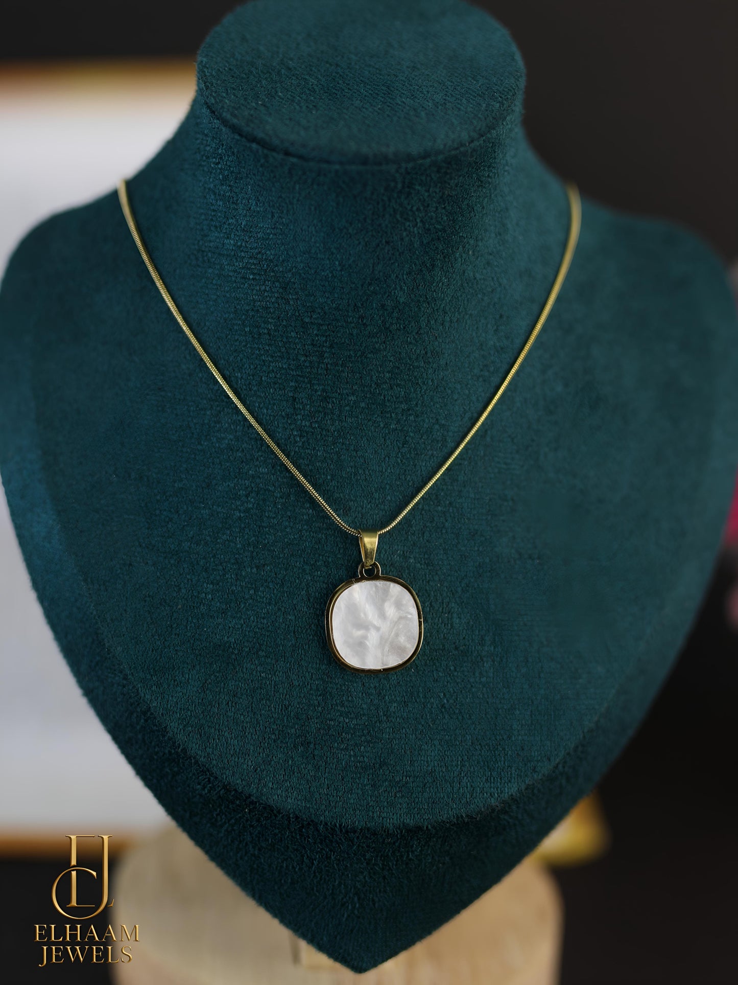 Classic Mother-of-Pearl Pendant Necklace (18k Gold Plated)